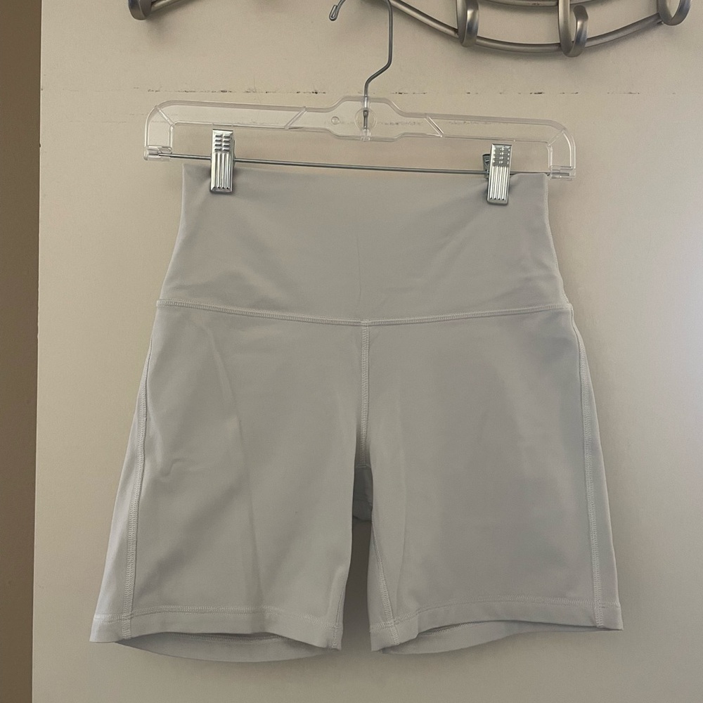 Women's Lululemon Align Cream Sz 6 shorts